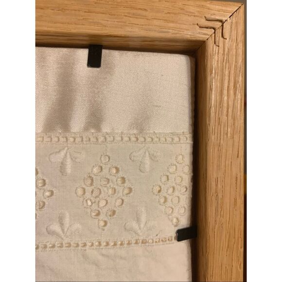 Beautiful Vintage Keepsake Box with Padded Embroidered Frame as the Cover - Picture 4 of 6